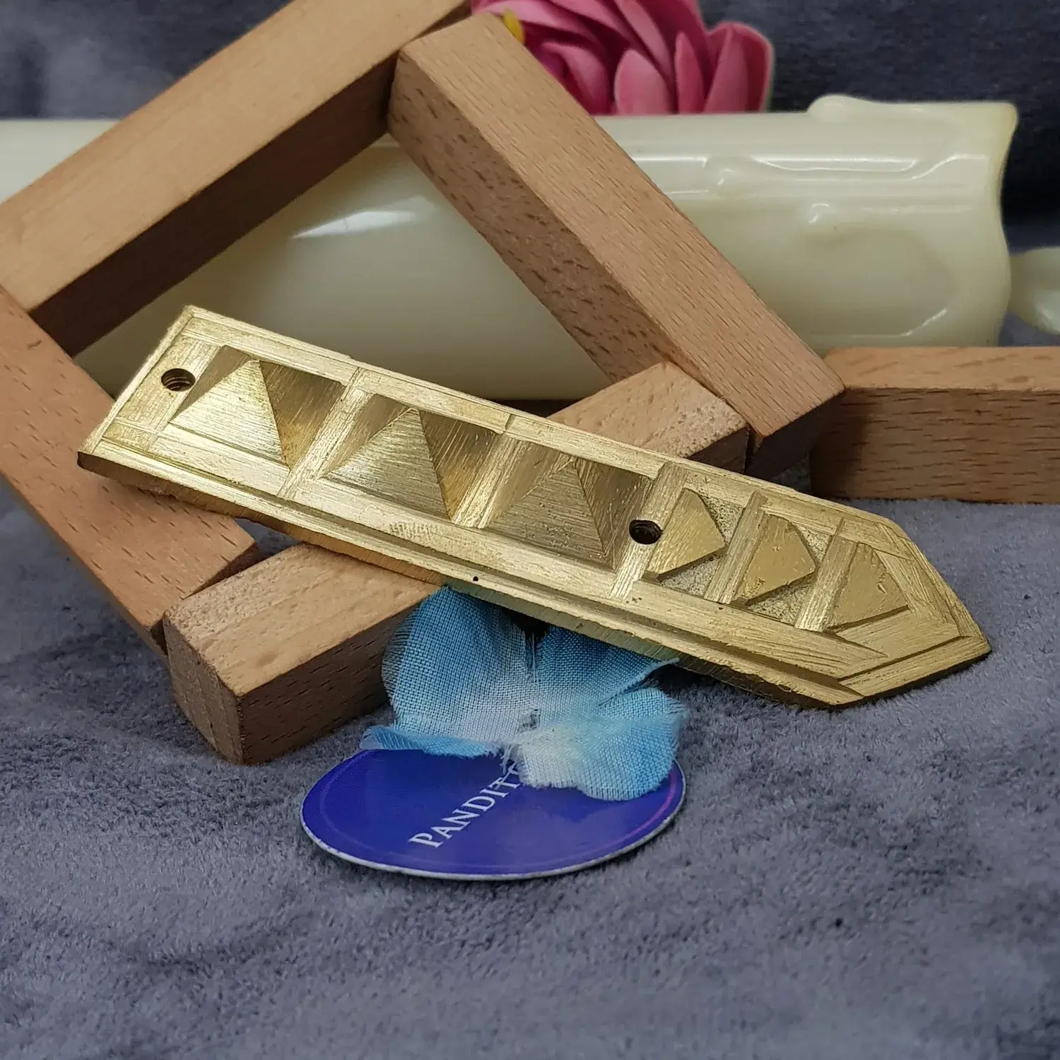 Pyramid Shift Arrow