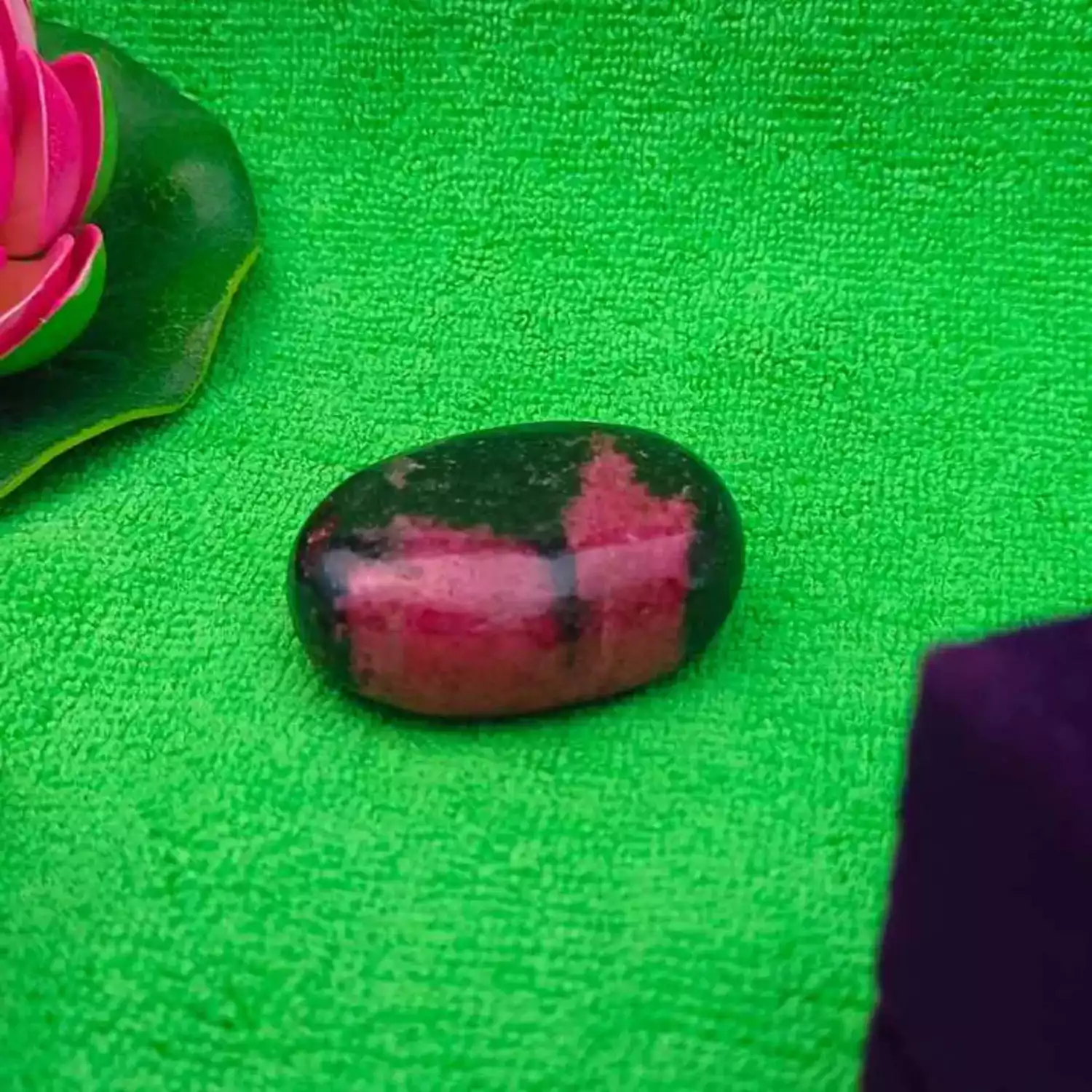Rhodonite Healing Crystal Palm Stone - Image 7