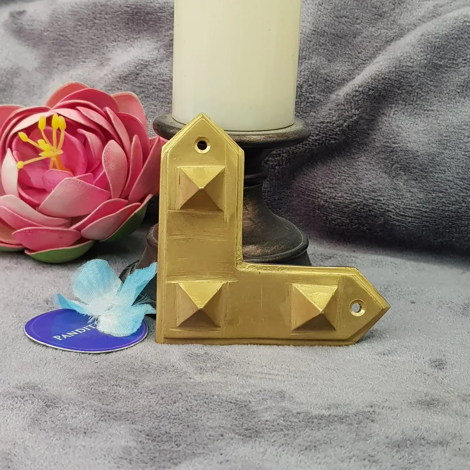Three Pyramid L Shape Strip for Space Division